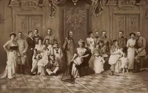 Künstler Ak Das deutsche Kaiserhaus, Wilhelm II, Kaiserin Auguste Viktoria, Kronprinzenfamilie