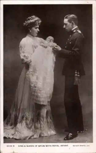 Ak König Alfons XIII und Königin Victoria Eugenie von Spanien mit dem Nachwuchs