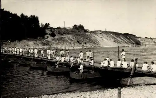 Foto Ak Männer auf einer Pontonbrücke, Soldaten