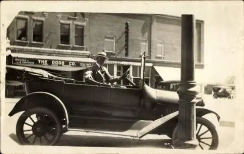 Foto Ak Mann in einem Automobil