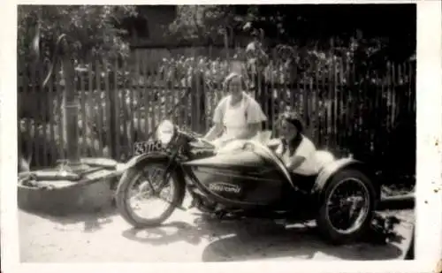 Foto Ak Motorrad mit Beiwagen, Favorit