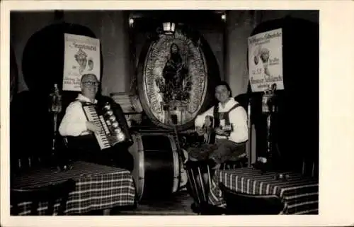 Foto Ak Innsbruck Tirol, Musiker Duo beim Auftritt im Gasthaus