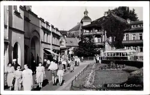 Ak Kudowa Zdrój Bad Kudowa Schlesien, Zentrum, Passanten