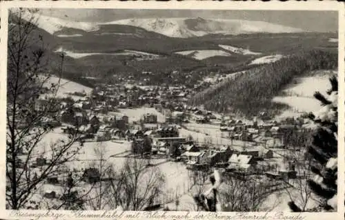 Ak Karpacz Krummhübel Riesengebirge Schlesien, Ort mit Blick nach der Prinz Heinrich Baude, Winter