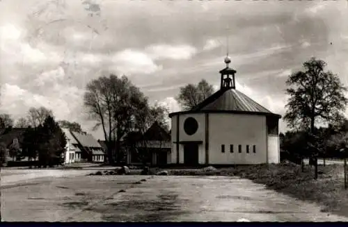 Ak Ostseebad Hohwacht, Straßenpartie mit Blick auf die Kirche, Kreuz