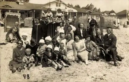 Foto Ak Ostseebad Grömitz in Holstein, Strandquelle, Gruppenbild am Strand, Strandkörbe