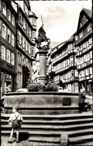 Ak Marburg an der Lahn, Marktbrunnen, Junge in Lederhose