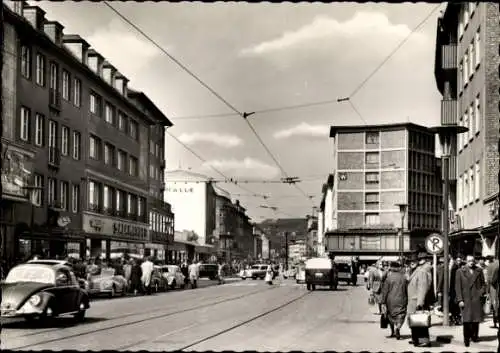 Ak Hagen in Westfalen, Elberfelder Straße, Straßenbahnschienen, Oberleitungen, Passanten, VW Käfer