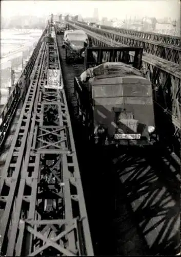 Ak Köln am Rhein, Laster fahren auf Brücke über den Rhein