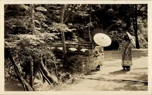 Foto Ak Japan, Zwei Japanerinnen gehen spazieren, Sonnenschirme