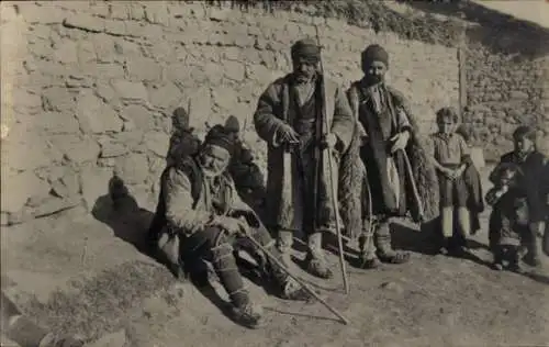Foto Ak Osteuropa ?, Balkan, Männer und Kinder
