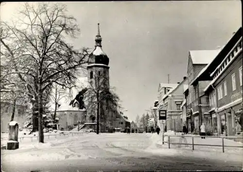 Ak Olbernhau im Erzgebirge Sachsen, Straßenpartie im Winter, Bushaltestelle, Kirchturm