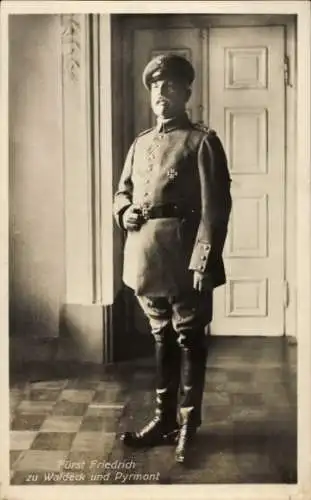Ak Fürst Friedrich zu Waldeck und Pyrmont, Uniform, Stiefel, Eisernes Kreuz