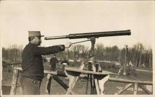 Foto Ak Französischer Soldat mit Fernrohr, I WK