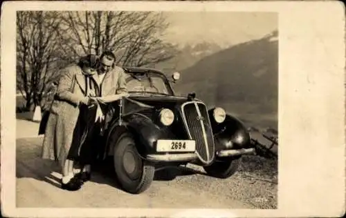 Foto Ak Mann und Frau vor einem Automobil