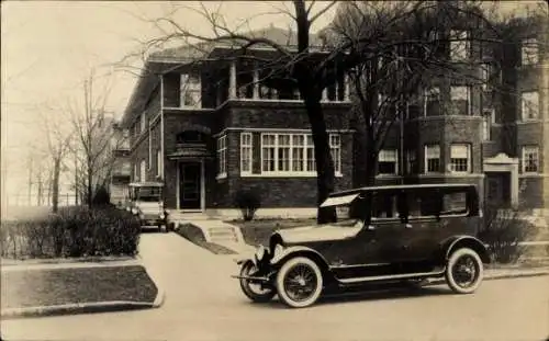 Foto Ak Automobil vor einem Wohnhaus