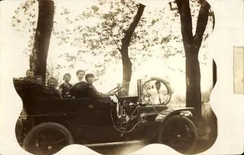 Foto Ak Familie in einem Automobil