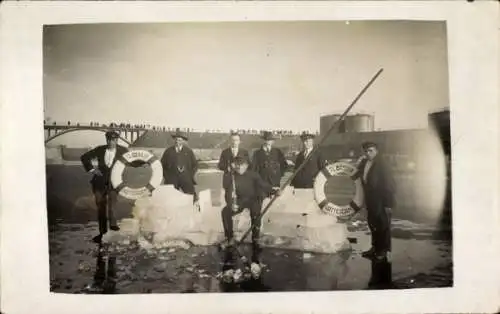 Foto Ak Rotterdam Südholland Niederlande, Männer mit Eisblöcken, Rettungsringe Il Bassur ?