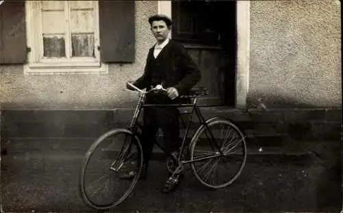 Foto Ak Mann mit einem Fahrrad, Portrait