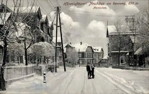 Ak Neuhaus am Rennweg Thüringen, Marktplatz im Winter, Kinder mit Schlitten