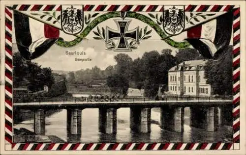 Passepartout Ak Saarlouis im Saarland, Saar, Brücke, Fahnen, Wappen, Eisernes Kreuz