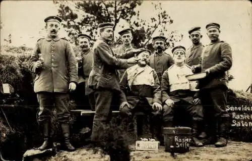Foto Ak Feld-Friseur, deutsche Soldaten in Uniform