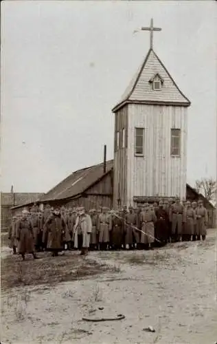 Foto Ak Vom Landsturm erbaute Feld-Kirche, deutsche Soldaten, Gruppenbild, 1. WK