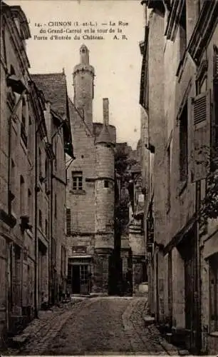 Ak Chinon Indre et Loire, La Rue du Grand-Carroi et la tour de la Porte d'Entree du Chateau