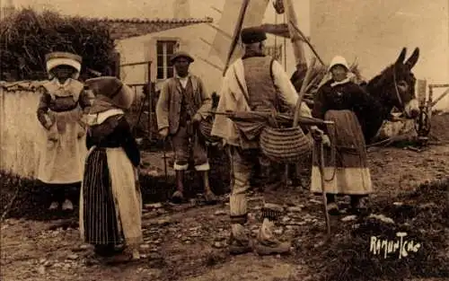 Ak Oléron Charente Maritime, Scene Villageoise a l'Ile d'Oleron, Frauen und Männer in Tracht, Esel