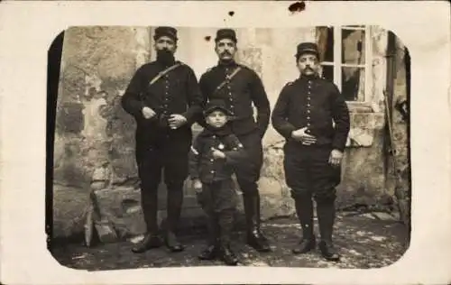 Foto Ak Französische Soldaten und Junge in Uniform