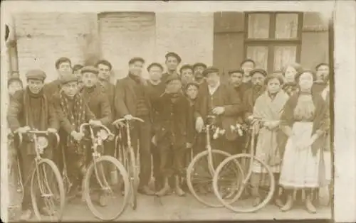 Foto Ak Gruppenaufnahme von Personen mit Fahrrädern