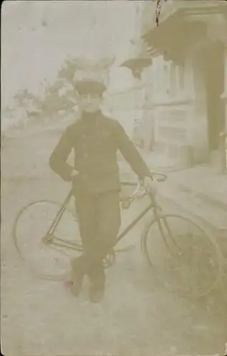 Foto Ak Junge mit einem Fahrrad, Portrait