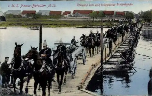 Ak Pirna an der Elbe, 1. K.S. Pionier-Bataillon No 12, Übergang über kriegsfertige Schiffsbrücke