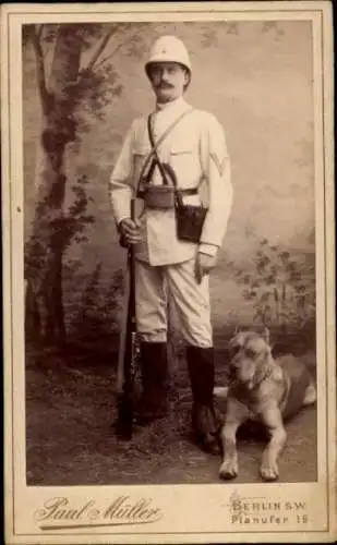 Kabinett Foto Berlin, Mann in Tropenuniform mit Hund, Portrait