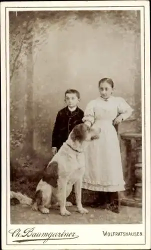 Kabinett Foto Wolfratshausen in Oberbayern, Junge und Mädchen mit großem Hund, Portrait