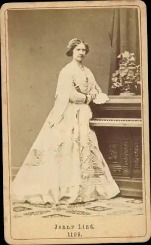 CdV Opernsängerin Jenny Lind, Standportrait am Klavier