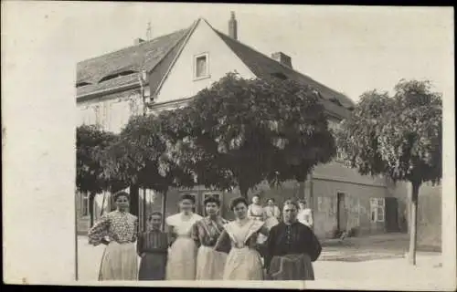 Foto Ak Dresden, Wohnhaus, Frauen, Straße, Bäume