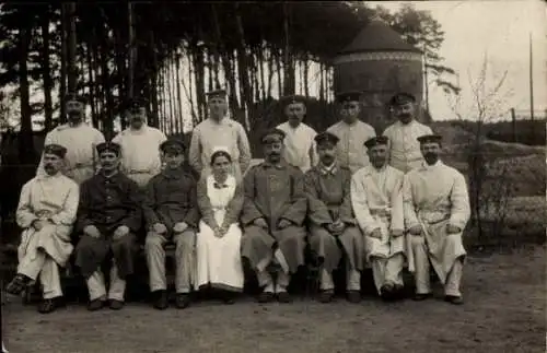 Foto Ak Skwierzyna Schwerin an der Warthe Ostbrandenburg, Lazarett, Soldaten, Krankenschwester