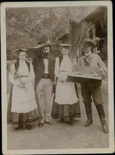 Foto Bad Salzuflen in Lippe, Jahrmarkt am Gradierwerk, Frauen und Männer mit Pfaufenfedern