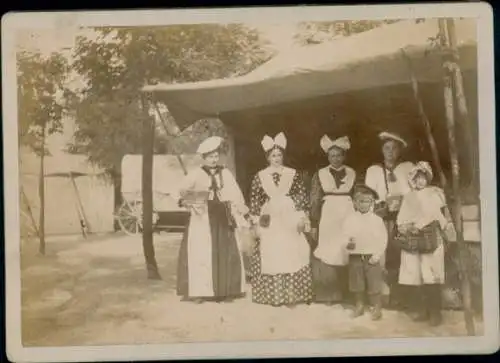 Foto Bad Salzuflen in Lippe, Jahrmarkt am Gradierwerk, Frauen und Kinder