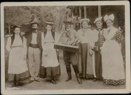 Foto Bad Salzuflen in Lippe, Jahrmarkt am Gradierwerk, Gruppenaufnahme, Pfaufenfedern