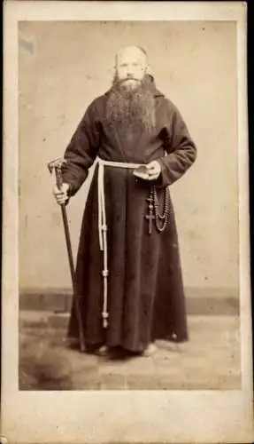 Kabinett Foto Standportrait von einem Mönch, Geistlicher, um 1860