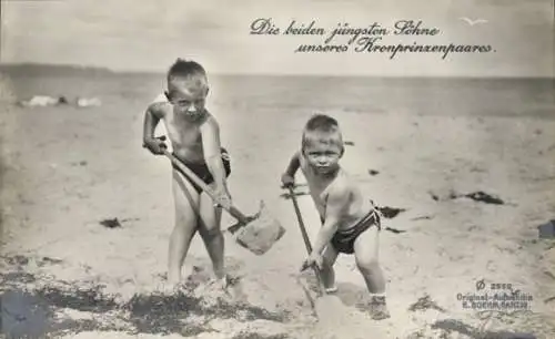 Ak Die beiden jüngsten Söhne des Kronprinzenpaares, mit Schaufeln am Strand, Danzig