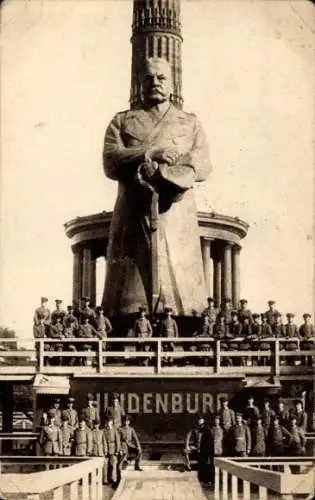 Ak Berlin Tiergarten, Siegessäule, Der eiserne Hindenburg, Soldaten, Nagelung, Kriegshilfe