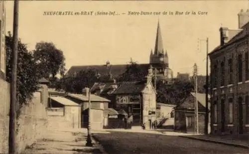 Ak Neufchâtel en Bray Seine Maritime, Notre-Dame vue de la Rue de la Gare