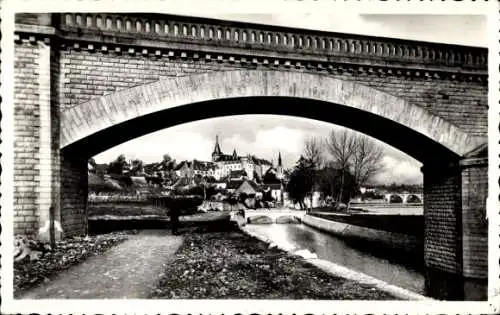 Ak Saint Gaultier Indre, Gesamtansicht, Blick durch Viaduktbogen