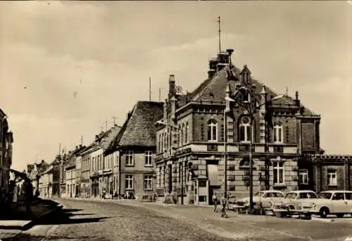 Ak Gnoien in Mecklenburg, Friedensstraße, Autos