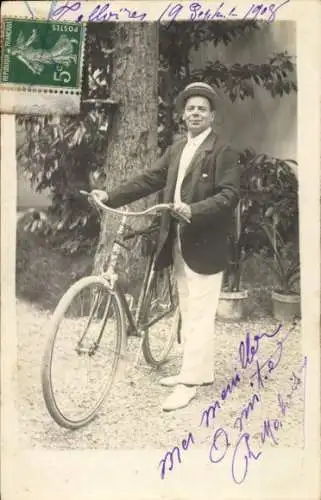 Foto Ak Mann mit einem Fahrrad, Portrait