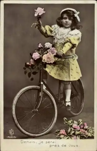 Ak Mädchen auf einem Fahrrad, Blumen