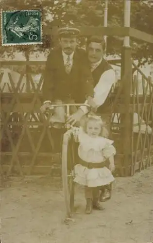 Foto Ak Zwei Männer und Mädchen mit einem Fahrrad, Portrait